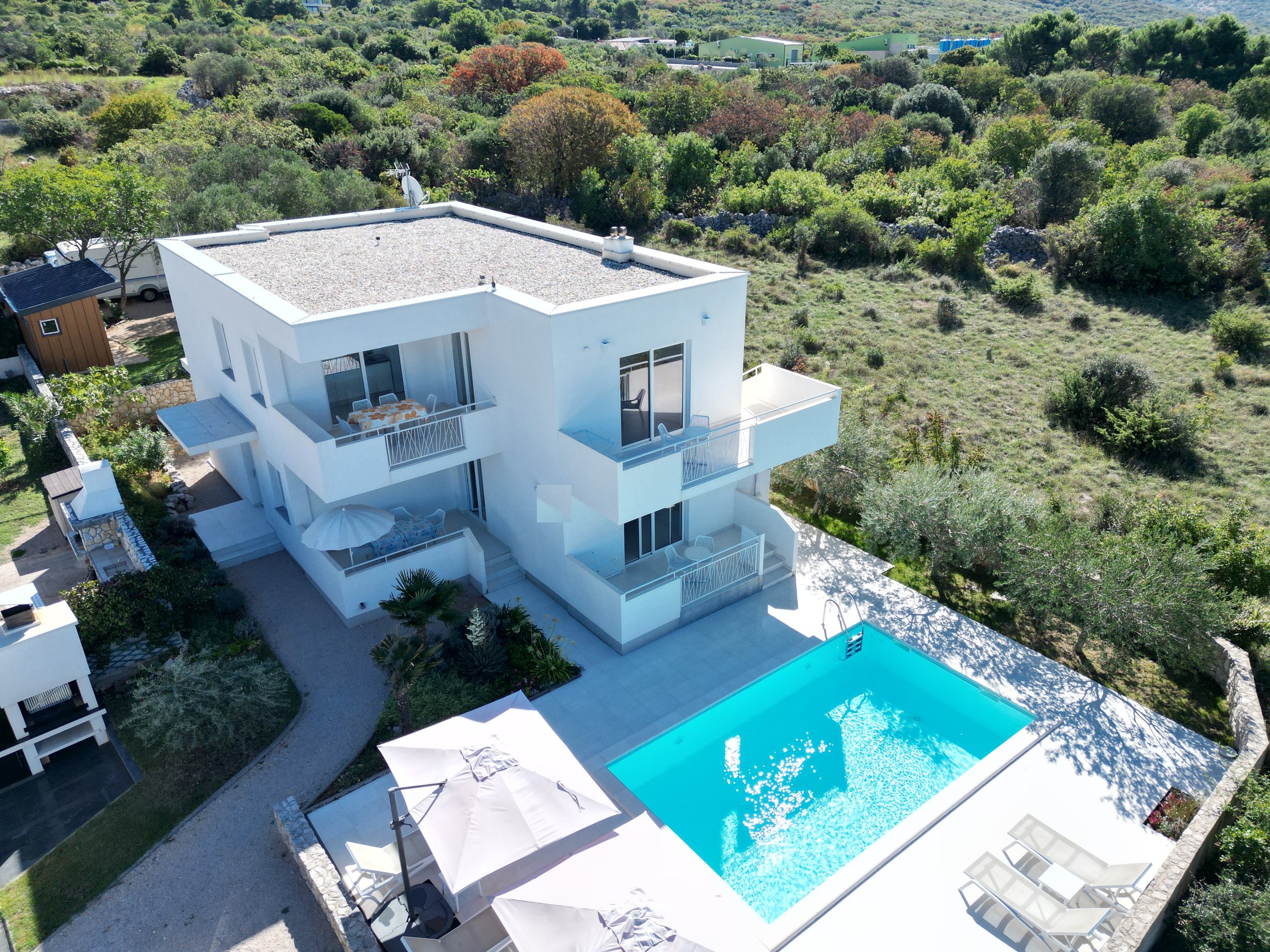 Villa Sonja — vanjski izgled kuće, bazen i okućnica iz zraka